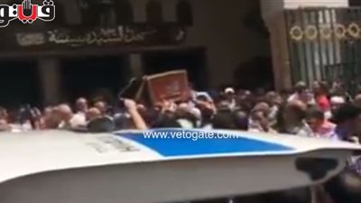 بالفيديو.. تشييع جنازة والدة عمرو وشريف عرفة في غياب نجوم الفن