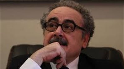 حزين عمر يطالب رئيس اتحاد الكتاب بالانسحاب