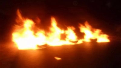 أنصار «الإخوان» يشعلون النيران في إطارات السيارات بالدقهلية