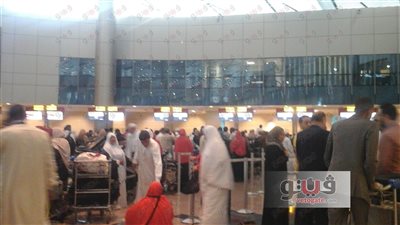 مطار القاهرة ينجح في حل أزمة تكدس معتمري الخطوط السعودية.. 10 طائرات تقضي على الأزمة.. إعفاء المعتمرين من رسوم إعادة الحجز.. وراكب يلفظ أنفاسه الأخيرة