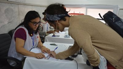 توافد التونسيين على سفارات بلادهم للتصويت في الانتخابات الرئاسية