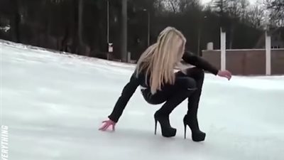 بالفيديو.. الكعب العالي يضع الفتيات في مواقف محرجة