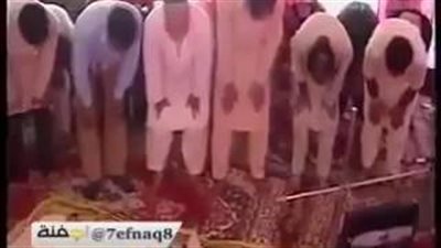بالفيديو.. أشخاص يصلّون بطريقة غريبة بينهم نساء