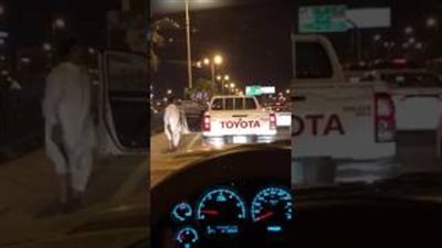 بالفيديو.. رجل يرقص بـ«خنجر» في منتصف الطريق يثير استياء السعوديين