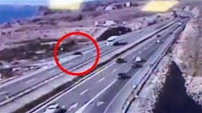 بالفيديو.. لقطات مروعة لـ«مرسيدس» تسير عكس الاتجاه وتتسبب في حادث مؤلم