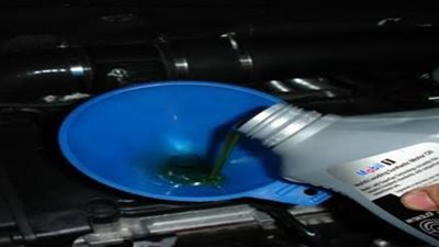 احذر ملء سيارتك بزيت المحرك بشكل زائد