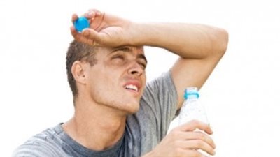 «شنطة الحر» سلاح فعال لمواجهة الشمس الحارقة