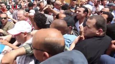 بالفيديو.. الأمن يحمي «السقا» من تدافع المعجبين بـ«السيدة نفيسة»