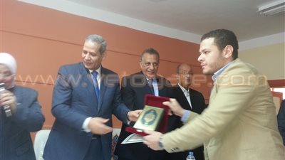 بالصور.. وزير التعليم ومحافظ الجيزة يكرمان «فيتو»