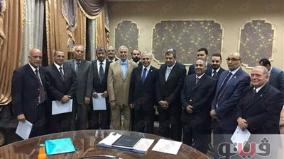 رئيس مصلحة الجمارك يكرم عددا من المسئولين بمطار القاهرة