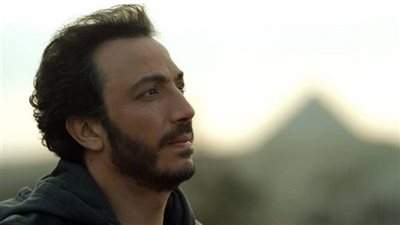 طارق لطفى يصور أفيش مسلسله «بين عالمين» مع شريف قمر