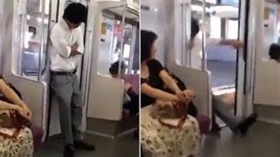 بالفيديو والصور.. لحظة سقوط رجل مستندا على باب عربة مترو