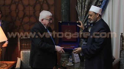 شيخ الأزهر يهدي الرئيس العراقي نسخة من رسالة الماجستير الخاصة به