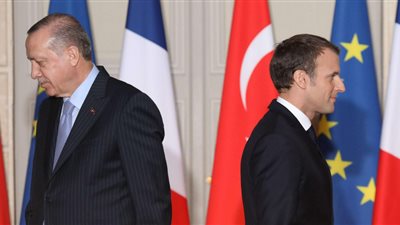 فرنسا تعلن وقف تصدير السلاح لتركيا