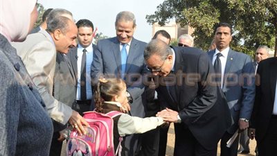 بالصور.. وزير التعليم ومحافظ الجيزة يفتتحان مدرستين بقرية ناهيا