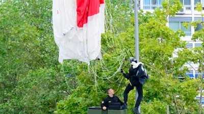 راكب مظلة يتعرض لموقف محرج أمام ملك إسبانيا (فيديو وصور)