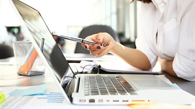 دراسة: العاملون يقضون 3 ساعات أسبوعيا يتذمرون من عملهم