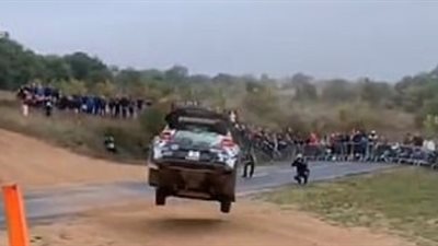 سيارة سباق تدهس حشدا من المتفرجين (فيديو)