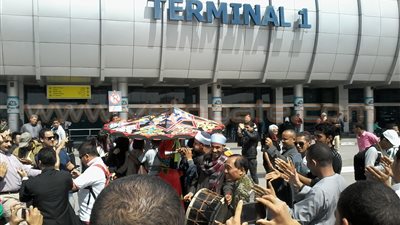 بالفيديو.. الطبل البلدي في استقبال السائحين بمطار القاهرة