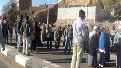 سائقو البحيرة يقطعون الطريق الزراعى بسبب 