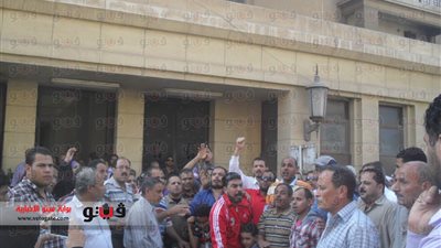 بالصور.. عمال غزل المحلة يصرفون الحوافز ويرفعون صور 