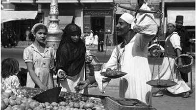 100 ألف بائع متجول تطاردهم بلدية القاهرة عام 1957