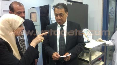وزير الصحة يتفقد المعامل المركزية قبل زيارة بعثة مكافحة الأمراض