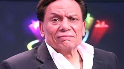 «عادل إمام» يقضي العيد مع أحفاده في الساحل الشمالي