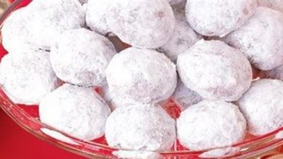 أستاذ تغذية يحذر من الإفراط في تناول الكعك