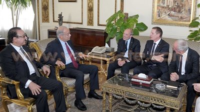 بالصور.. شريف إسماعيل يلتقي رئيس شركة أورانج بحضور وزير الاتصالات