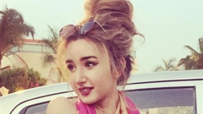 هنا الزاهد تحتضن كلبا: فرد جديد في عائلتنا