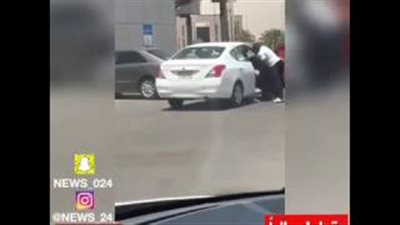 بالفيديو.. لحظة اعتداء سعودي على زوجته بالضرب في الشارع