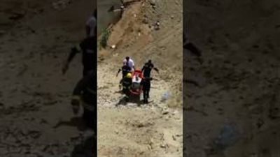 شاهد.. ماذا حدث لشخصين سقطت سيارتهما من فوق جسر بالسعودية