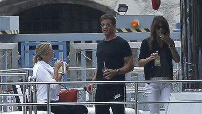 بالصور.. بنات سلفستر ستالون وزوجته يخطفن الأضواء بفرنسا