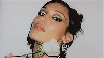 بيلا حديد تتحدث عن صراعها العقلي المستمر عبر 