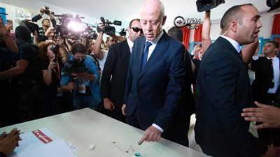 قيس سعيد يدلي بصوته في انتخابات الرئاسة التونسية (فيديو وصور)