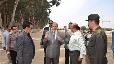 بالصور.. محافظ الإسماعيلية يتابع أعمال تطوير الغابة بحى ثان