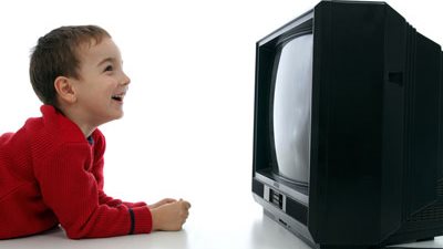 للأمهات.. 3 طرق تحمي طفلك من مخاطر التليفزيون