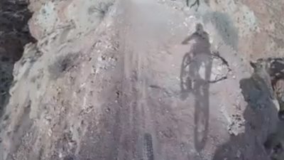 بالفيديو.. شاب يقود دراجة هوائية على الصخور بمهارة مذهلة