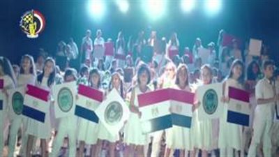 بالفيديو.. عمرو مصطفى يقدم الطفل محمد نبيل في أغنية مبكية عن الشهداء