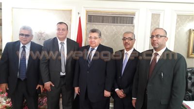 وزير التعليم العالي يبحث مشكلات طلاب «صيدلة المستقبل»