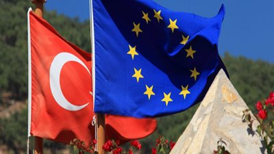 مسئول أوروبي يدعو لقطع مفاوضات انضمام تركيا لـ «اليورو»