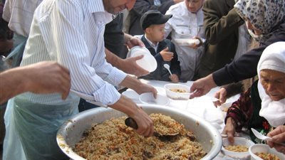 بالصور.. المسلمون يستقبلون عيد الفطر بالاحتفالات.. ولائم جنوب أفريقيا الأبرز.. مسلمات لندن يزينّ أيديهن بالحناء عقب الصلاة.. أمريكا لا تعترف برؤية الهلال.. والهنود يحيون العيد بالمقابر