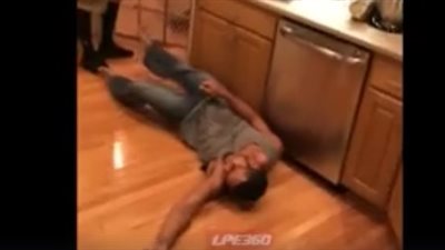 بالفيديو.. وصلة رقص تضع رجلا في موقف محرج أمام زوجته