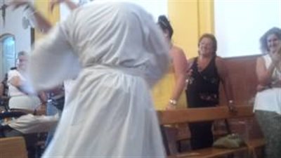 بالفيديو.. قس إسباني يجذب المصلين بـ