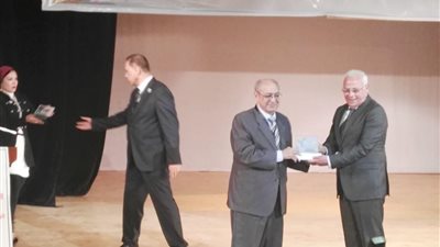 بالصور.. تكريم مصطفى كامل و«البيلاوي» بمؤتمر «تربية بورسعيد»