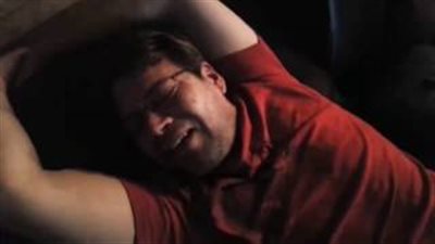 بالفيديو.. رجل نائم يدخل في نوبة ضحك هستيرية بسبب حلم