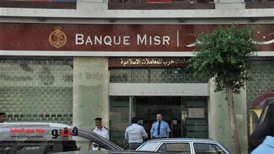 بالصور.. إقبال محدود على ماكينات الصرف الآلي