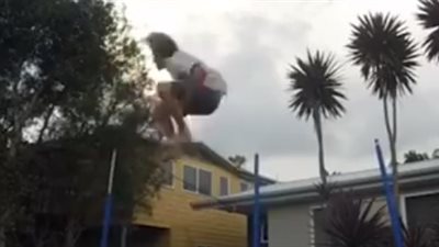 بالفيديو.. سقوط مروع لشاب من أعلى لعبة