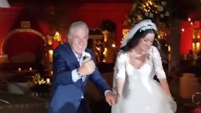 وصلة رقص لمصطفى فهمي مع ابنته في حفل زفافها (فيديو)